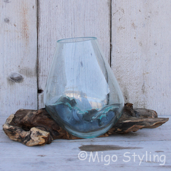 Tropfenvase aus Glas auf Holz (d)