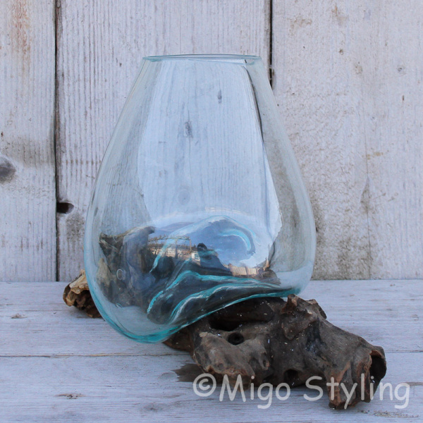 Tropfenvase aus Glas auf Holz (d)