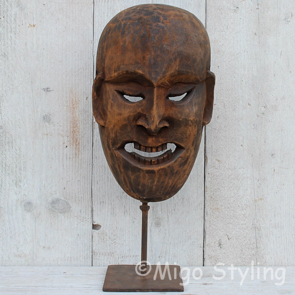 Houten masker op standaard bruin