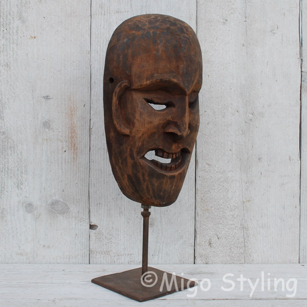 Houten masker op standaard bruin