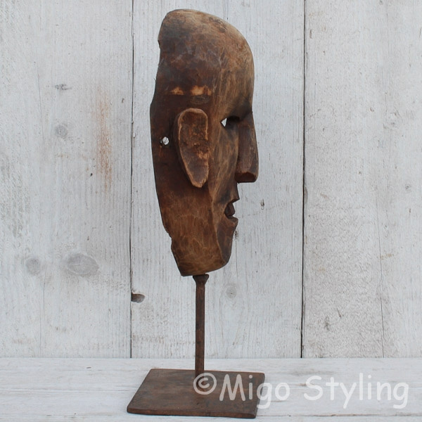 Houten masker op standaard bruin (a)