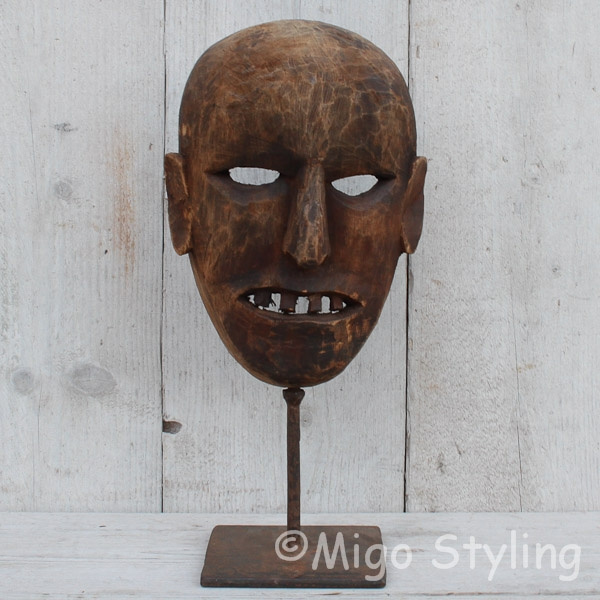 Houten masker op standaard bruin (a)