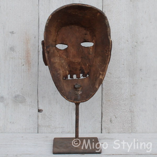 Houten masker op standaard bruin (a) 