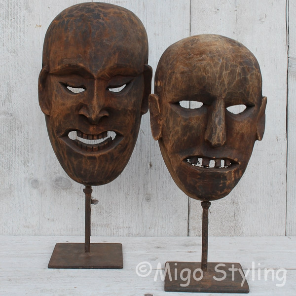Houten masker op standaard bruin