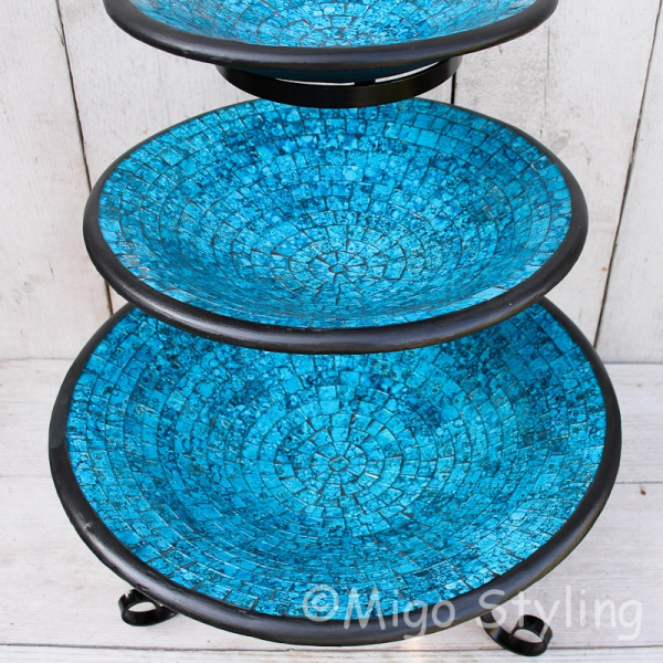 Mozaikschalen blauw rond op een etagere 