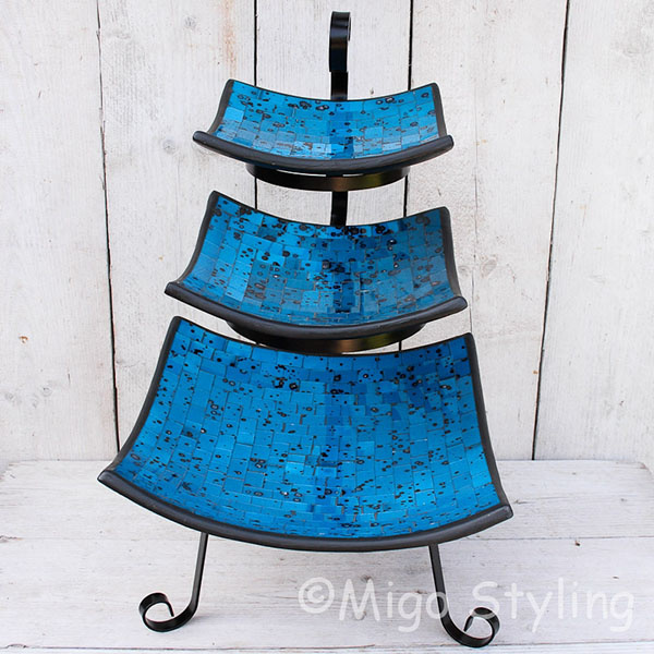 Mozaikschalen blauw vierkant op een etagere