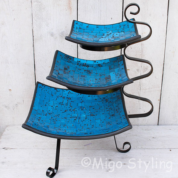 Mozaikschalen blauw vierkant op een etagere