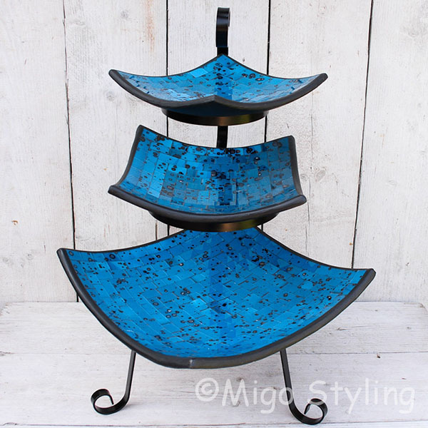 Mozaikschalen blauw vierkant op een etagere