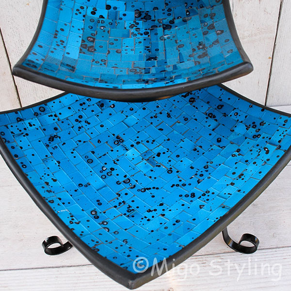 Mozaikschalen blauw vierkant op een etagere