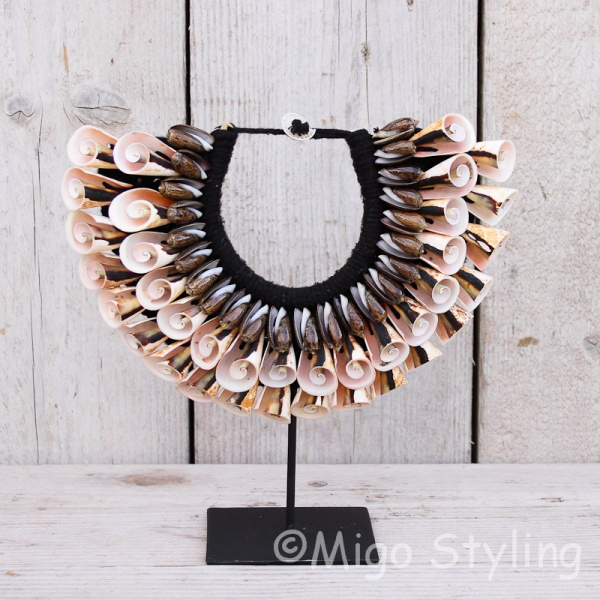 Schelpenketting krul op standaard 