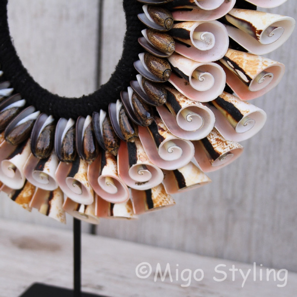 Schelpenketting krul op standaard 