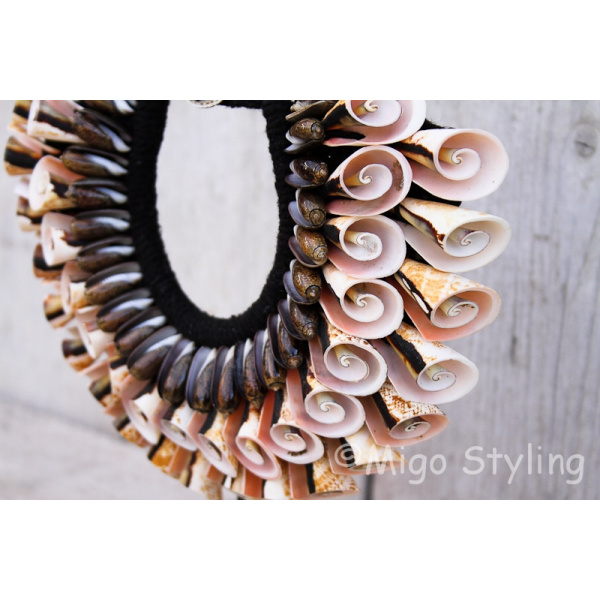 Schelpenketting krul op standaard