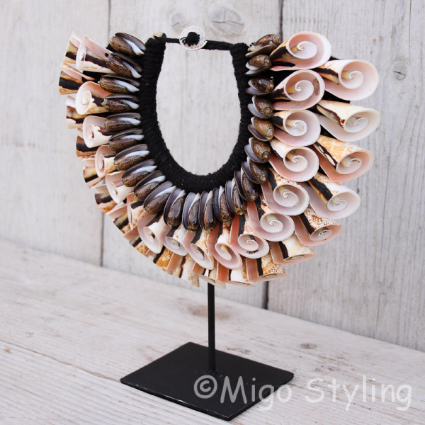 Schelpenketting krul op standaard