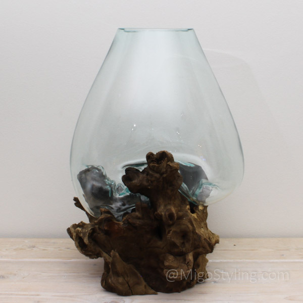 Tropfenvase aus Glas auf Holz