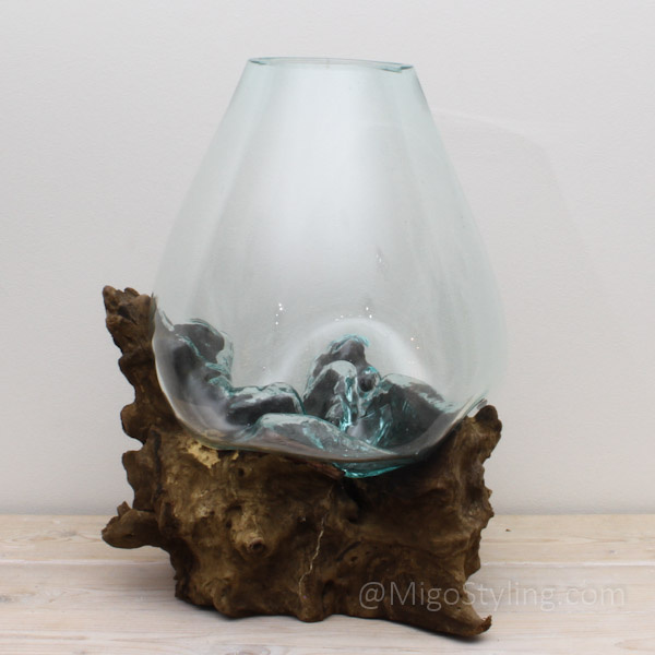 Tropfenvase aus Glas auf Holz