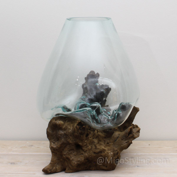 Tropfenvase aus Glas auf Holz